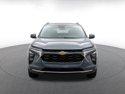 Used 2025 Chevrolet Trax LT w/ LT Convenience Package FWD image 2