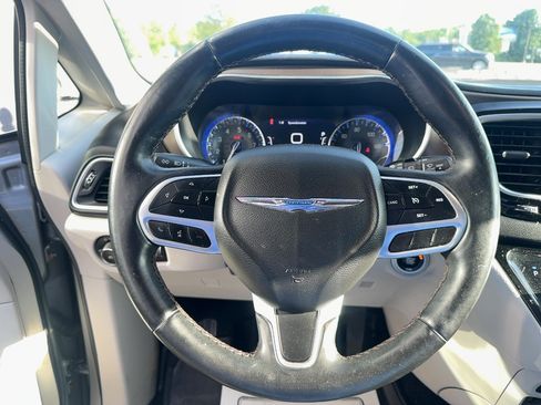 Used 2018 Chrysler Pacifica Touring-L Plus FWD image 22