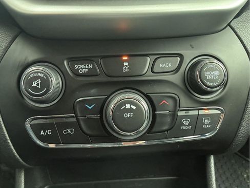 Used 2018 Jeep Cherokee Latitude Plus w/ Cold Weather Group AWD/4WD image 23