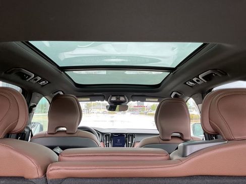 Used 2023 Volvo XC60 B5 Plus image 20