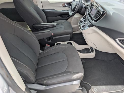 Used 2023 Chrysler Voyager LX FWD image 11