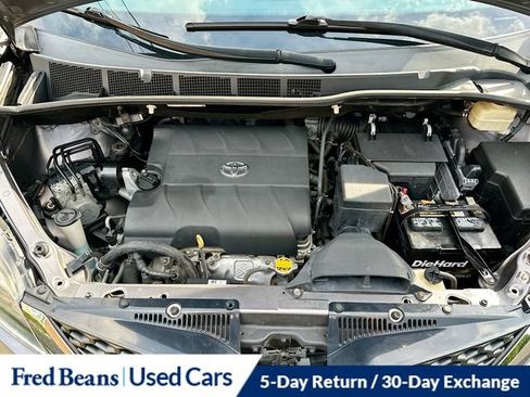 Used 2016 Toyota Sienna SE Premium w/ Four Season Floor Mat Package FWD image 39
