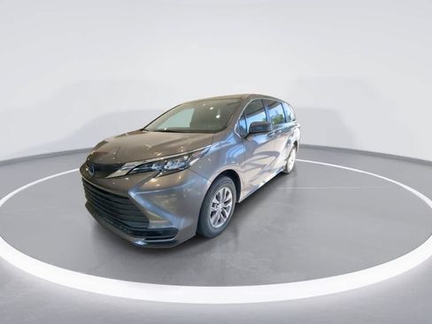 Used 2024 Toyota Sienna LE FWD image 4