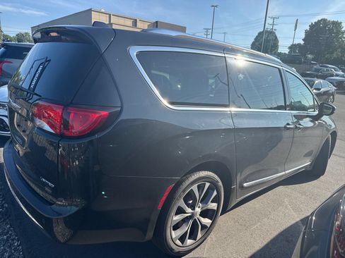 Used 2017 Chrysler Pacifica Limited w/ UConnect Theater Package FWD image 9