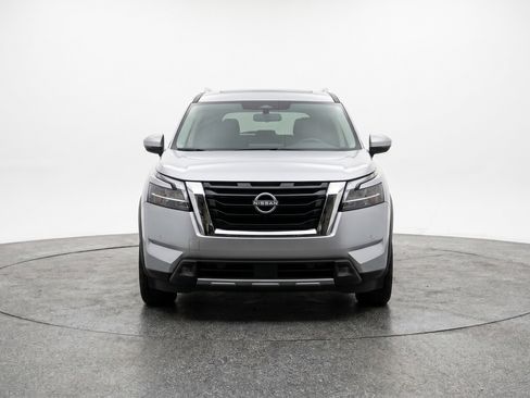 Used 2025 Nissan Pathfinder SV image 2
