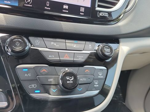 Used 2024 Chrysler Pacifica Touring-L FWD image 28