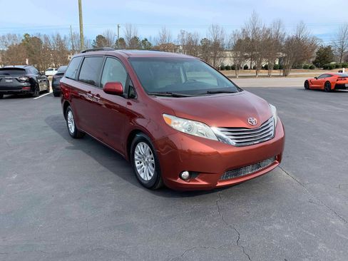 Used 2015 Toyota Sienna XLE image 16