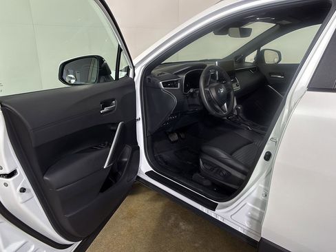 Used 2024 Toyota Corolla Cross AWD Hybrid w/ Convenience Package image 2