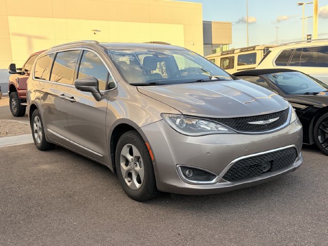 Used 2017 Chrysler Pacifica Touring-L Plus FWD image 3