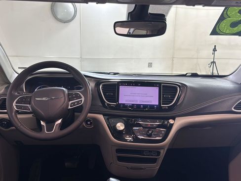 Used 2023 Chrysler Pacifica Touring-L FWD image 11