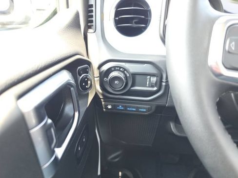 Used 2025 Jeep Wrangler Unlimited Sahara AWD/4WD image 19
