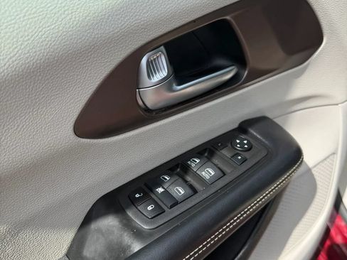Used 2022 Chrysler Voyager LX FWD image 9