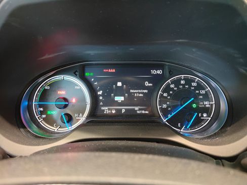 Used 2024 Toyota Venza XLE image 16