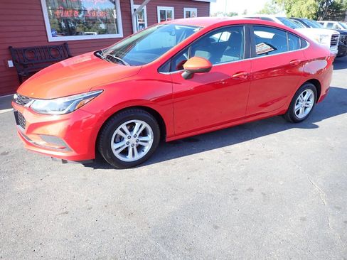 Used 2017 Chevrolet Cruze LT w/ Convenience Package FWD image 3