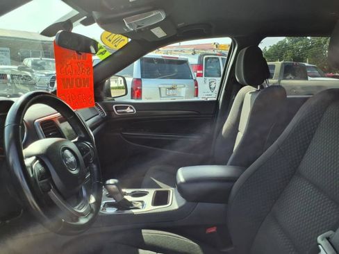 Used 2021 Jeep Grand Cherokee Laredo image 8