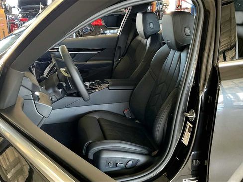 Used 2025 BMW 530i image 9