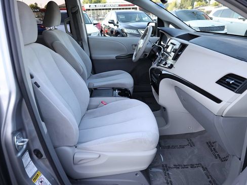 Used 2011 Toyota Sienna LE AWD/4WD image 19