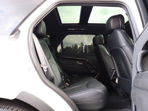 Used 2025 Land Rover Range Rover Sport SE AWD/4WD image 19