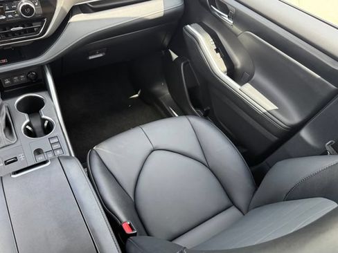 Used 2025 Toyota Highlander XLE FWD image 25