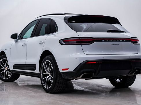 Certified 2025 Porsche Macan image 3