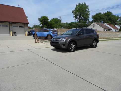 Used 2015 Toyota RAV4 LE w/ Four Season Floor Mat Package AWD/4WD image 6