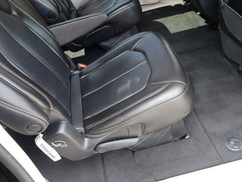 Used 2023 Chrysler Pacifica Touring-L FWD image 12