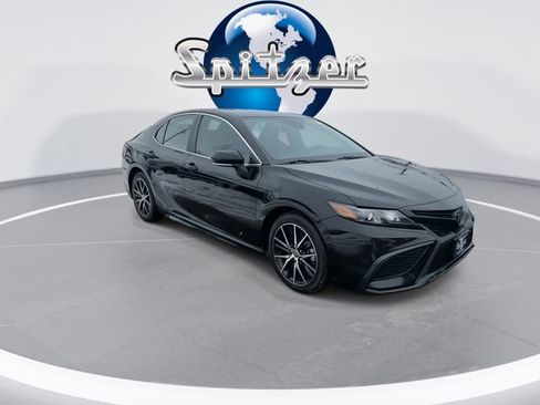 Used 2023 Toyota Camry SE image 2