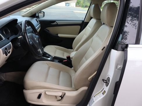 Used 2013 Volkswagen Jetta SE FWD image 19