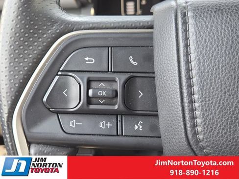 Used 2025 Toyota 4Runner SR5 AWD/4WD image 28