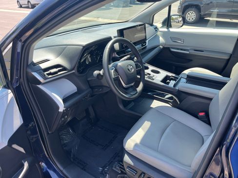 Certified 2026 Toyota Sienna XLE FWD image 10