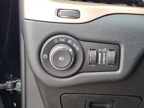 Used 2017 Jeep Cherokee Latitude FWD image 14