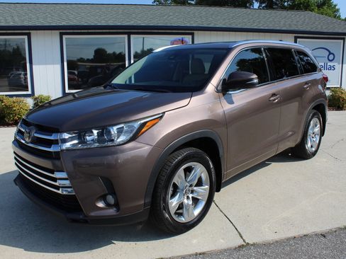 Used 2018 Toyota Highlander Limited AWD/4WD image 32