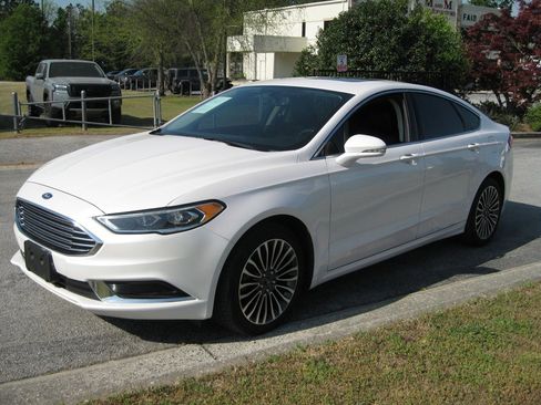 Used 2018 Ford Fusion SE w/ Fusion SE Technology Package FWD image 3