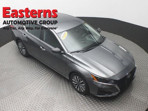 Used 2025 Nissan Altima 2.5 SV FWD image 3