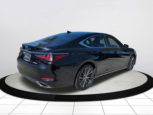 Certified 2022 Lexus ES 350 w/ Premium Package image 4