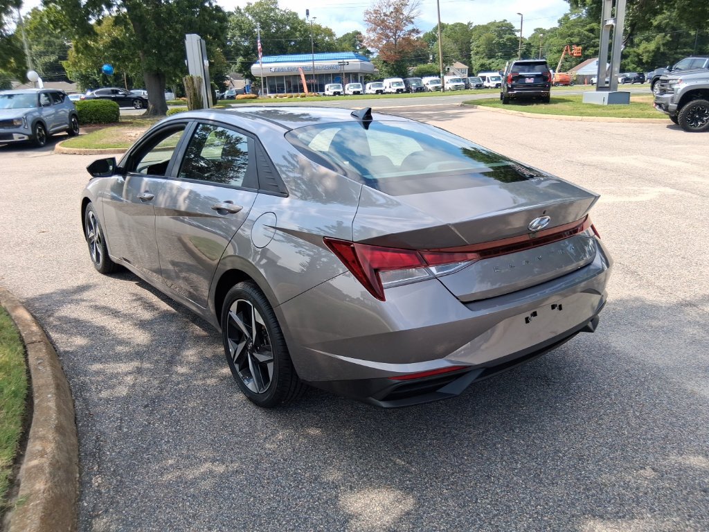 Used 2023 Hyundai Elantra SEL w/ Convenience Package FWD image 8