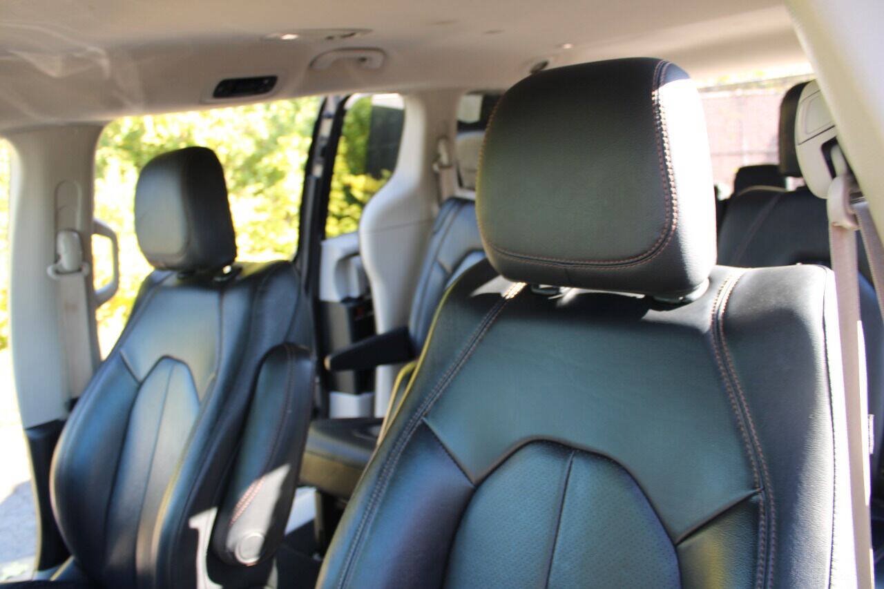 Used 2020 Chrysler Pacifica Touring-L FWD image 36
