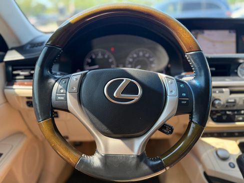 Used 2015 Lexus ES 350 w/ Ultra Luxury Package FWD image 22