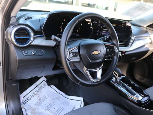 Used 2025 Chevrolet Trax LT w/ Driver Confidence Package FWD image 16