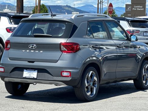Used 2026 Hyundai Venue SEL FWD image 4