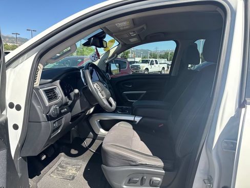 Used 2020 Nissan Titan SV w/ SV Convenience Package RWD image 11