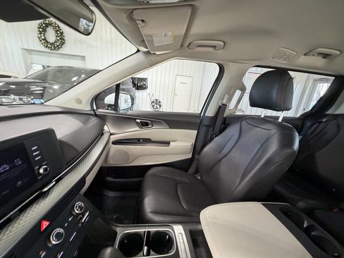 Used 2023 Kia Carnival LX image 23