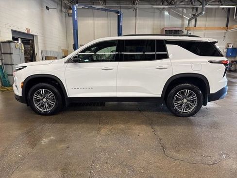 Used 2024 Chevrolet Traverse LT w/ Trailering Package AWD/4WD image 3