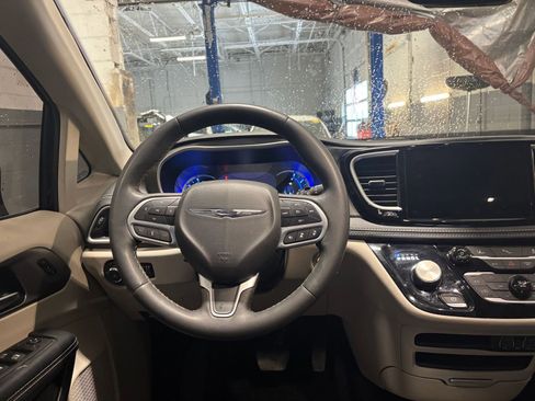 Used 2023 Chrysler Pacifica Touring-L image 36