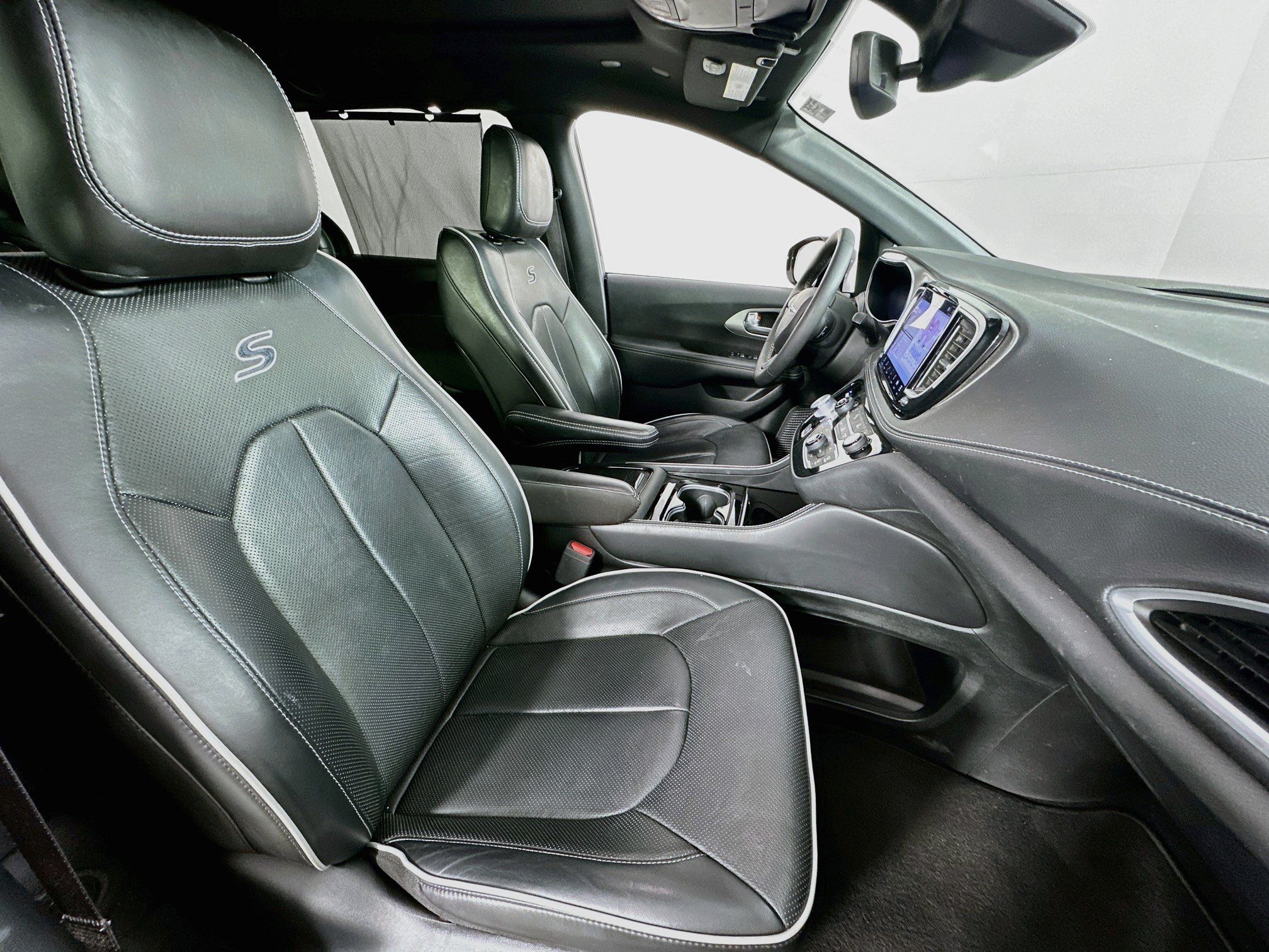 Used 2023 Chrysler Pacifica Limited w/ S Appearance Package FWD image 30