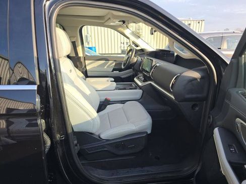 Used 2025 Ford Expedition Platinum image 16