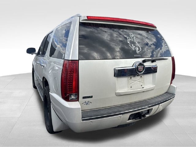 Used 2011 Cadillac Escalade Luxury AWD/4WD image 3