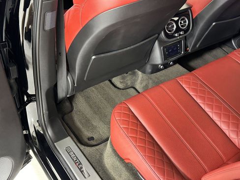 Used 2017 Bentley Bentayga image 29