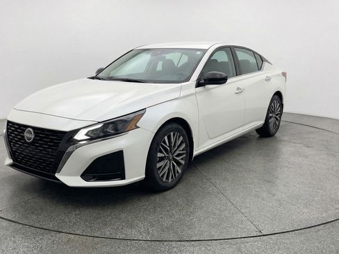 Used 2025 Nissan Altima 2.5 SV FWD image 2