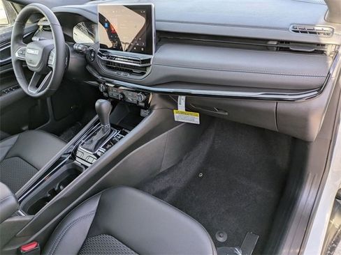 Certified 2026 Jeep Compass Latitude image 29